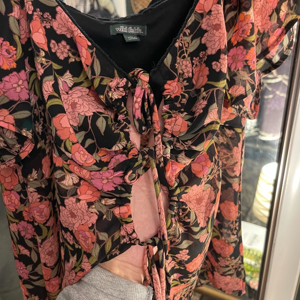 size medium floral tie front blouse - Picture 4 of 4